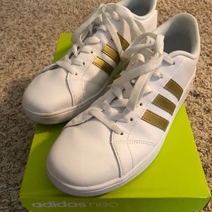Adidas casual white shoe. Fits women’s size 8.
